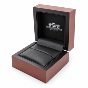 Ringbox mit Echtholzfurnier – geöffnet in schräger Ansicht mit schwarzem Kunstleder-Inlay